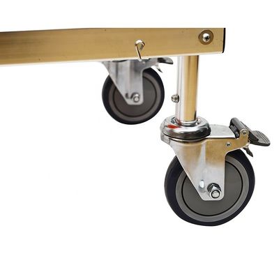 Robuste orangefarbene Treppe für den sicheren und komfortablen Transport
